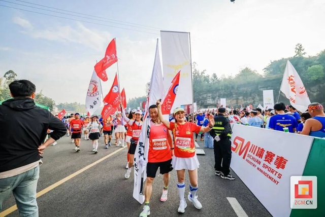 自贡环湖“半马”鸣枪开跑!(图14) 微信图片_20240401093930.jpg