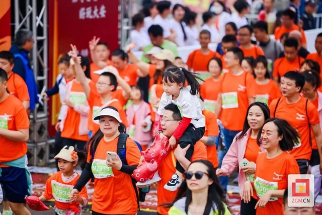 自贡环湖“半马”鸣枪开跑!(图16) 微信图片_20240401093938.jpg