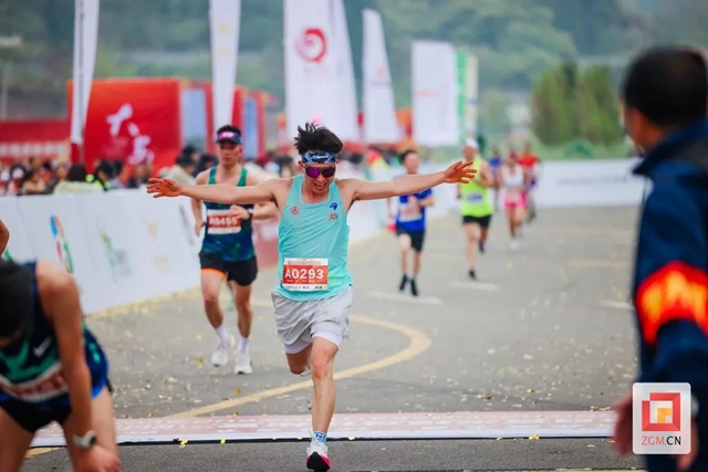 自贡环湖“半马”鸣枪开跑!(图17) 微信图片_20240401093942.jpg