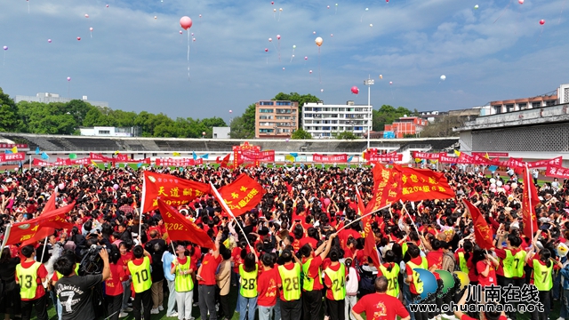 放飞气球 (2).JPG