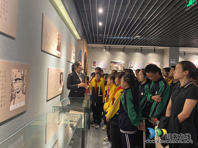 参观烈士事迹陈列錧（鲁玉彩摄）.jpg
