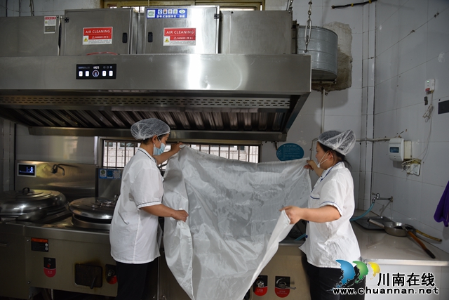 2.盖灭火毯 - 复件(2).JPG