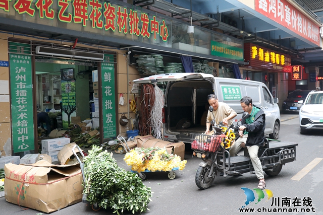 1花卉批发市场，工人们正在忙碌.JPG