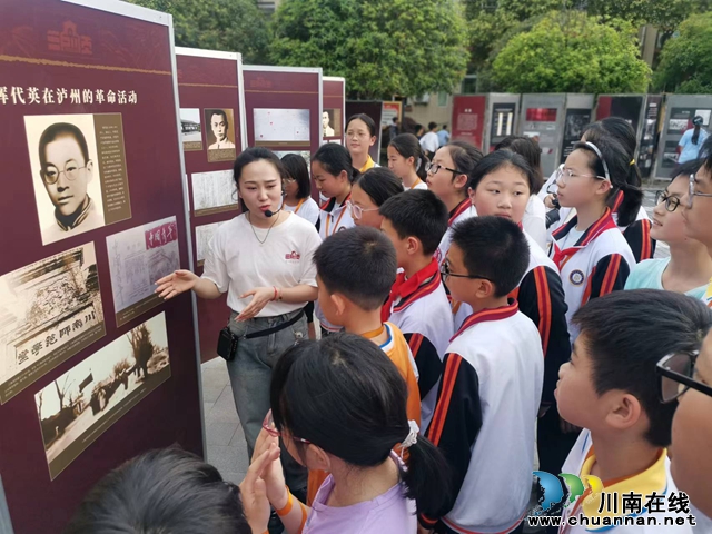 讲解员利用流动博物馆为学生们宣讲泸州红色故事(1).jpg