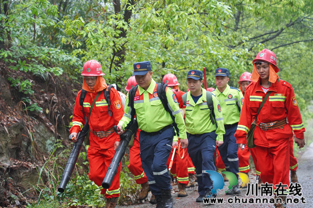 泸县百和镇联合永川仙龙镇开展森林防灭火应急演练(图3) a91287f625817743244f53afeab5fb1.jpg