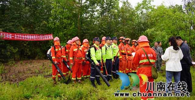 泸县百和镇联合永川仙龙镇开展森林防灭火应急演练(图5) b0fc05929038a69cd96b710c5852362.jpg