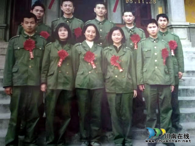 图2：孙道华（前排右一）退伍时与战友留影.jpg