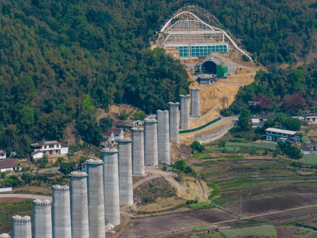 渝昆高铁马鞍山特大桥建成这样了!在宜宾这里→(图2) 2.jpg