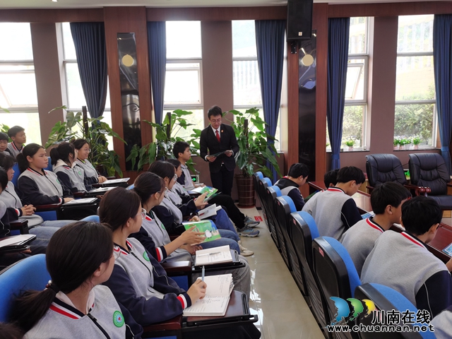 国家安全宣讲进校园 筑牢国家安全人民防线 | 纳溪区法院开展全民国家安全教育日普法活动(图1) 发放宣传单.jpg