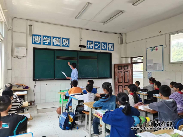 给学生上课的蒋春祥2.jpg