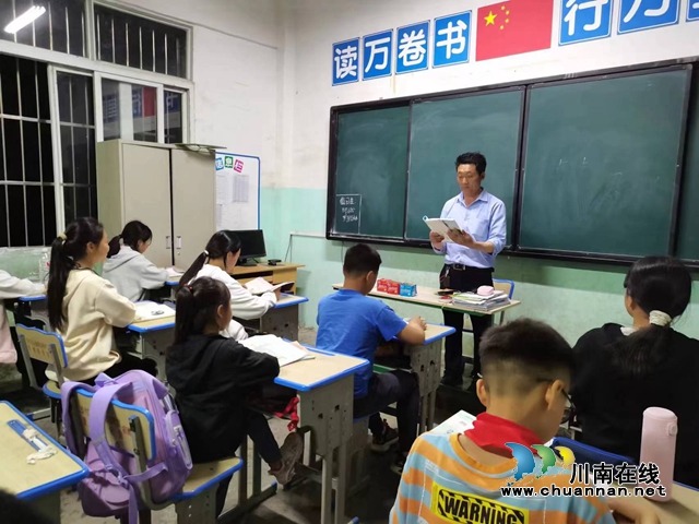 给学生上课的蒋春祥.jpg