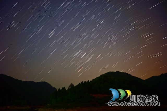 星轨 余其松摄.jpg