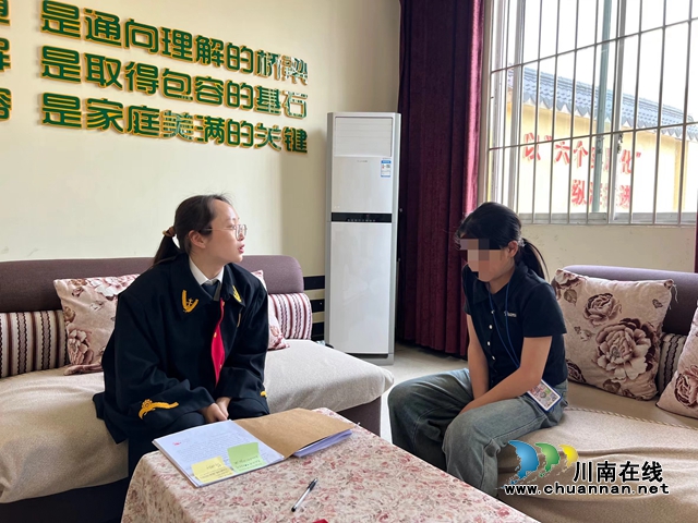 法官与小晴谈心.jpg