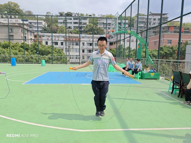 泸州公交这场“公·益运动,交·惠健康”趣味运动会,超燃、超有趣、超开心!(图2) 微信图片_20240419102833.jpg