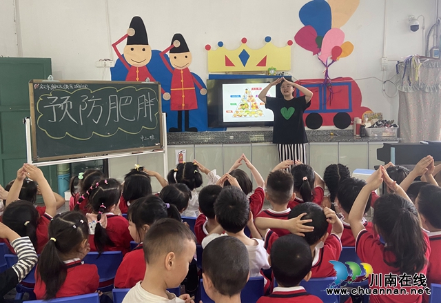 1.教师讲解预防肥胖知识.jpg
