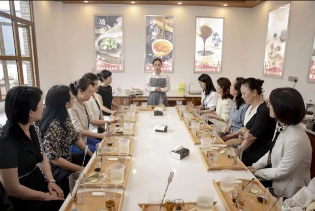 泸州市女企业家协会第一届第三次会长(扩大)会顺利召开(图7) -2.jpg