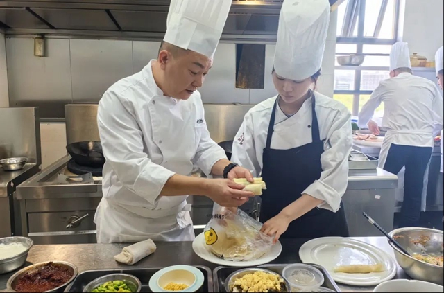 薪火相承!全国首批“00后”泸菜传承人出炉(图1) 1.jpg