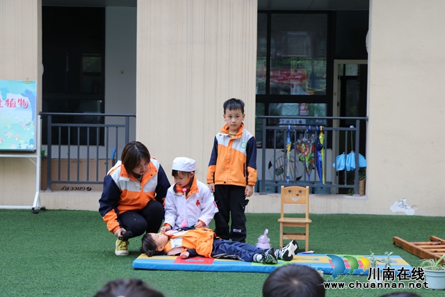 叙永县永宁幼儿园开展预防“野花、野果、野生菌中毒”健康教育(图2) 演练中毒救护.jpg