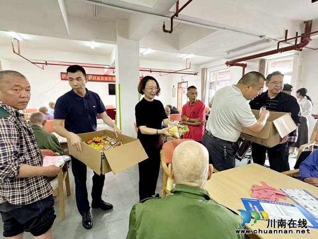 发挥优势 携手同行 敬老爱老暖人心(图1) 慰问老人.jpg