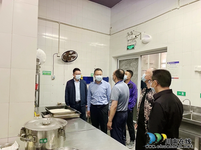 泸县县委副书记吕先深入泸县六中，督查食品安全工作 (1).JPG