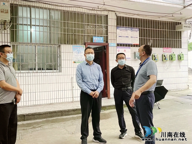 泸县县委副书记吕先深入泸县六中，督查食品安全工作 (2).JPG