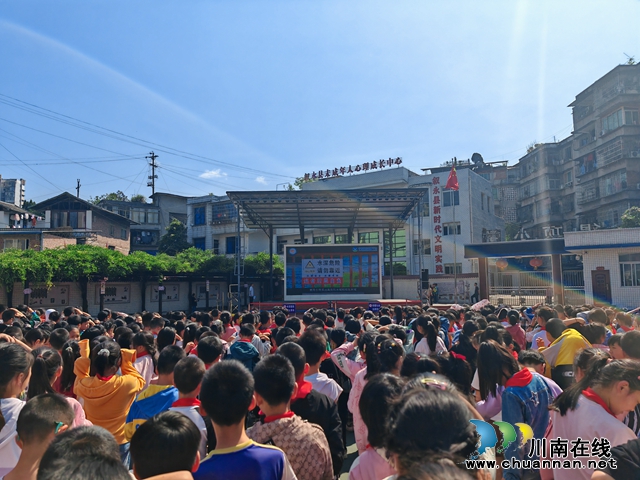 安全守护,快乐成长 | 叙永镇银顶小学开展防溺水安全实况演练活动(图1) 1观看防溺水视频.jpg