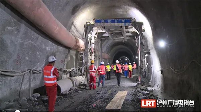 隆黄铁路隆叙段扩能改造工程唯一一座低瓦斯隧道——白云隧道顺利贯通(图3) 3.jpg