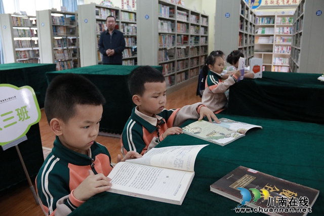 参观图书室 (3).JPG