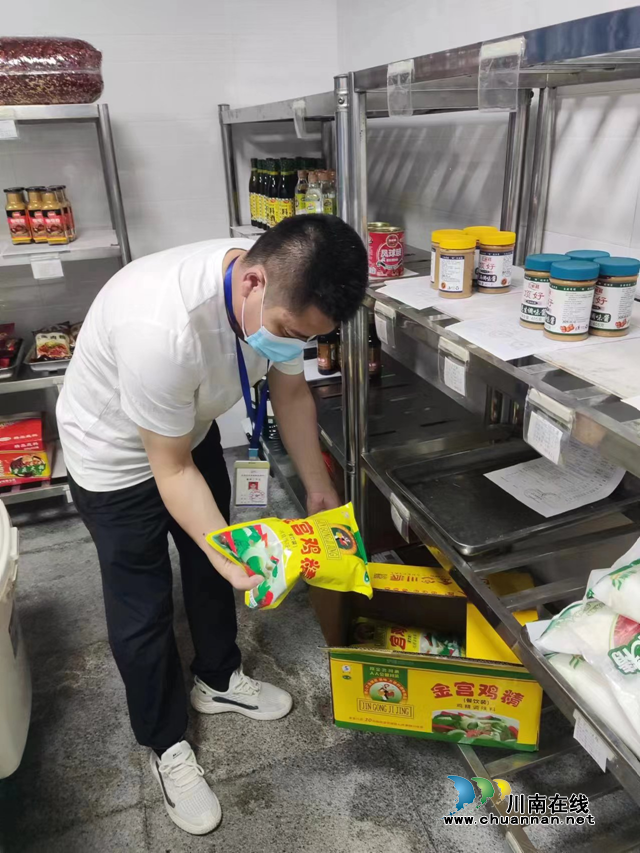 泸州市市场检验检测中心开展校园食品安全专项监督抽检(图2) 检2.png