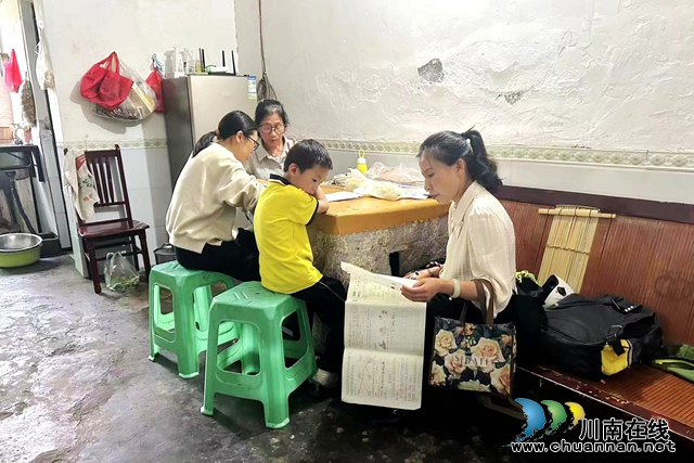 家访留守学生.jpg