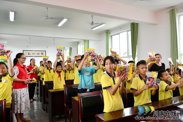 收到六一糖果礼包的孩子幸福满满 (2).jpg