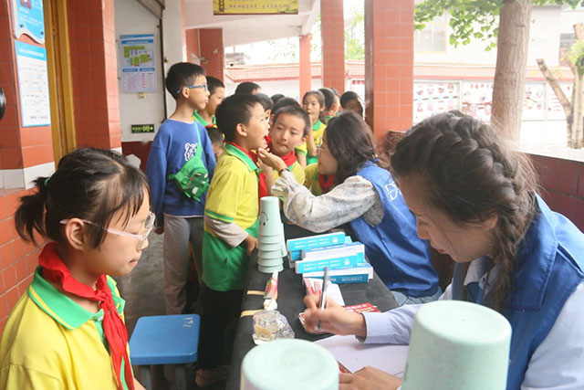 泸州市举行2024年“六一”国际儿童节庆祝活动暨中国儿童少年基金会“春蕾计划” 助学金发放仪式(图6) 6.jpg