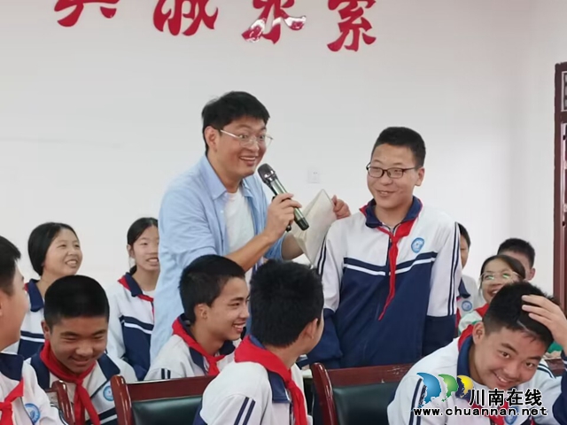 云龙镇:泸州市“正心育人·护航成长”双百场宣讲活动走进上坪学校(图1) 37eea8ac6ec4bcaf4f574a0087c093a4.jpg
