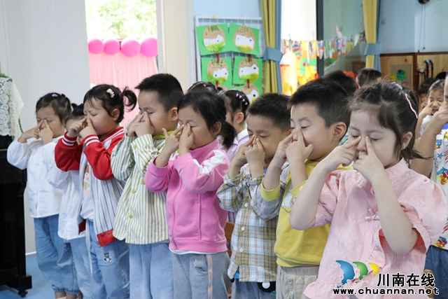 幼儿学做眼保健操（陈聪蓉）.JPG