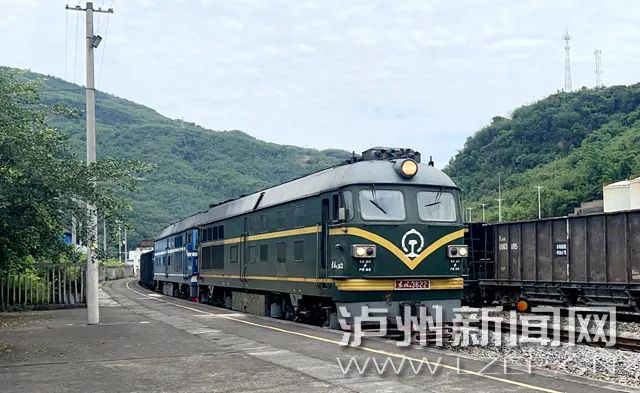 45辆车、重达3927吨 隆叙铁路开行首趟大列直通货物列车(图1) 1.jpg