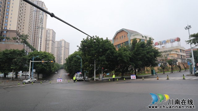 6月7日上午9点，在泸州市龙马高中考点附近实施交通管制处，交警正在执勤。唐千越摄 (1).JPG