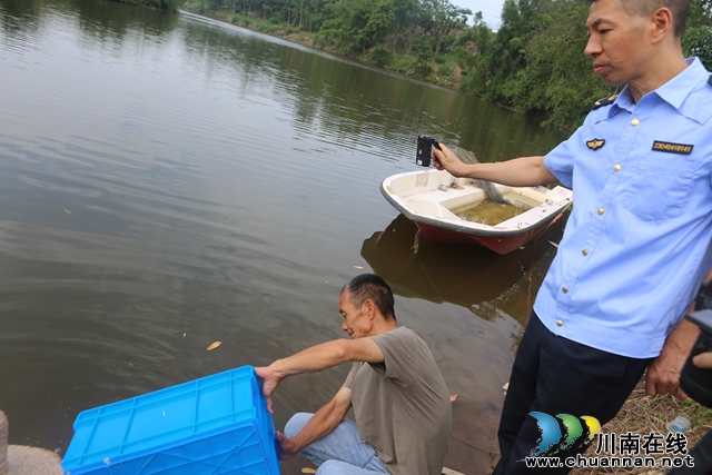 现场监管放鱼苗（曾佐然摄）.JPG