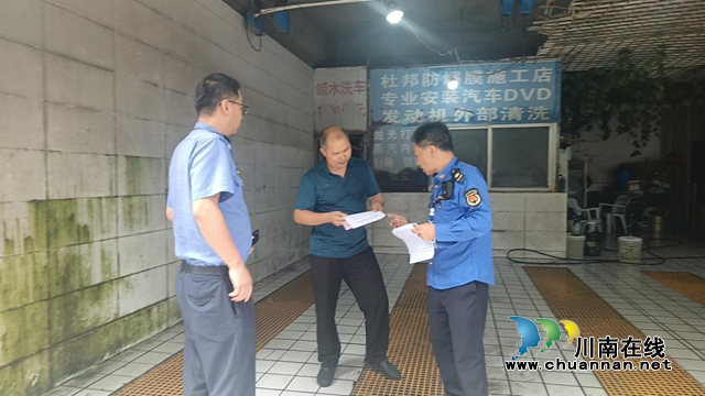 规范污水排放怎么干 龙马潭区城管队员上门作宣传(图1) 龙1.png