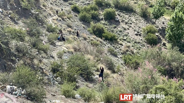古蔺消防员何浪,好样的!休假途中偶遇车祸,他果断下到百米谷底救人(图3) 微信图片_20240621102133.jpg