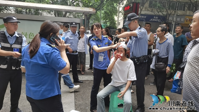 小市街道:天降玻璃窗砸伤路人 城管队员迅速施救守护安全(图2) c8983ba5069b7a7afd5e0ea005d9470.jpg