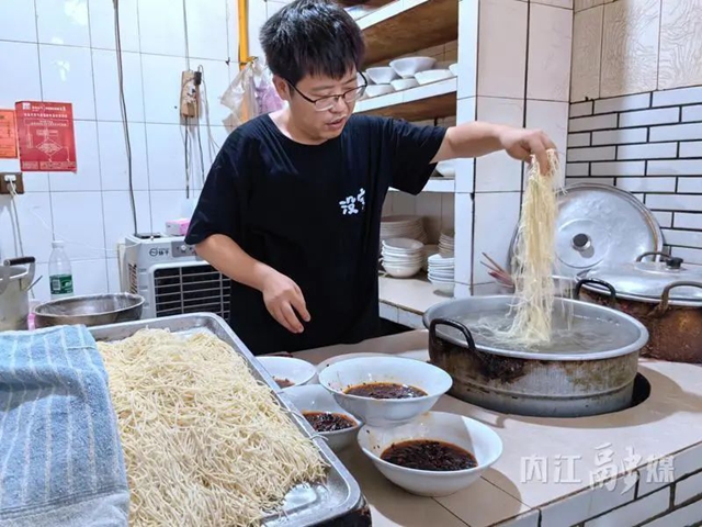 从头吃到尾!民族路→内江牛肉面风味街(图1) 面1.jpg