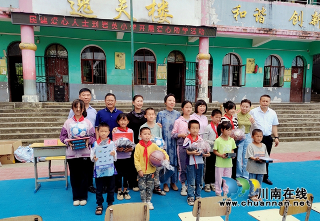 捐赠学习用具（小）.jpg