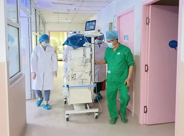 体重不到3斤的“手掌宝宝”突发胃穿孔！泸州市人医多学科协作打响“保胃”战！