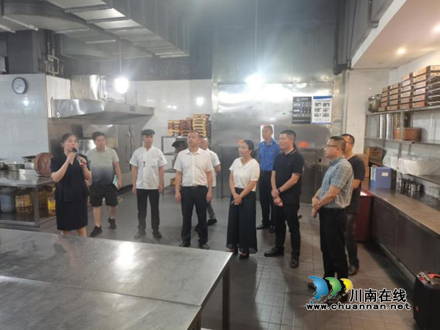 泸州市餐饮行业监管执法工作现场会在龙马潭区召开(图3) 城管3.png