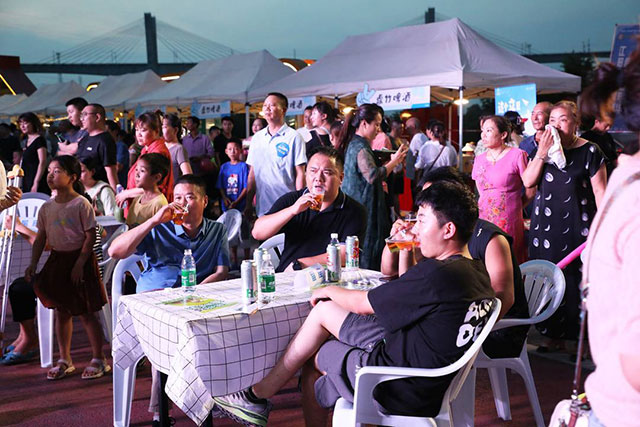 嗨起来!江阳区首届啤酒音乐嘉年华引爆夜经济(图4) 4.jpg