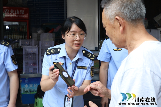 泸州龙马潭：手机变砝码 计量惠民生唐千越摄 (7).JPG