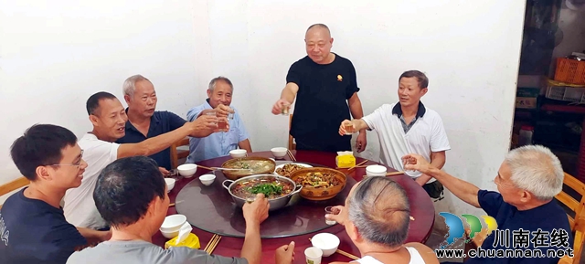 图1：明祖云（站立者）举杯祝战友节日快乐.jpg