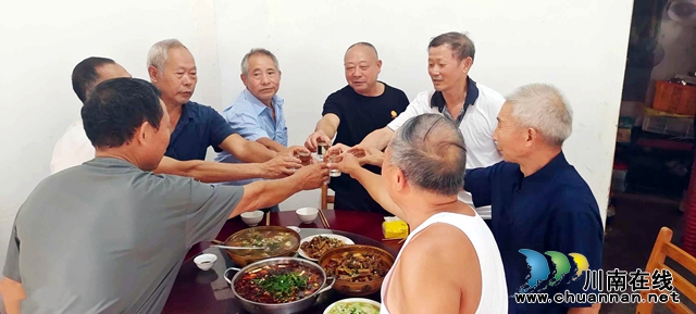 图2：战友们举起杯祝福祖国繁荣昌盛.jpg