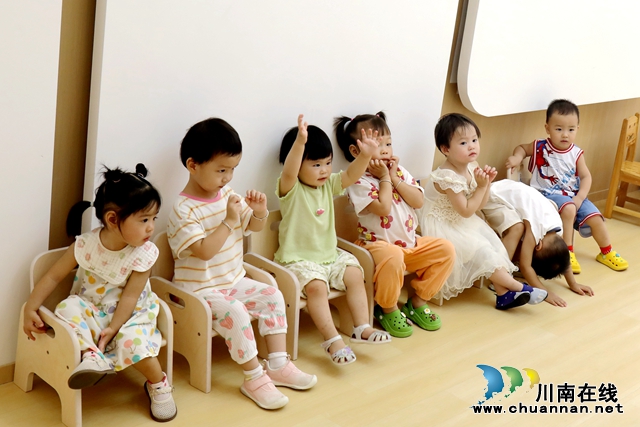 托育园内孩子们正和保育师一起做游戏2-谢汶萍摄.JPG