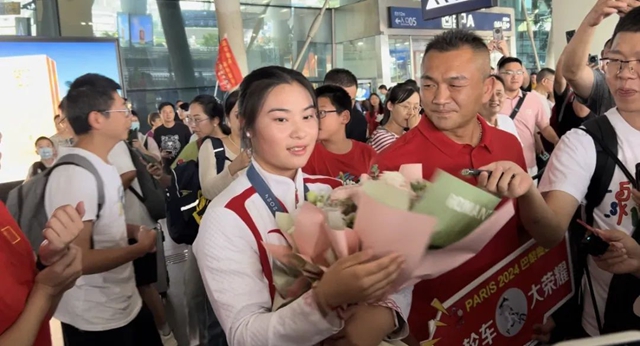 泸州籍奥运冠军邓雅文回四川了!(图4) 4.jpg